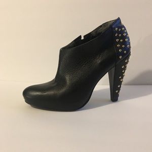 🖤STEVE MADDEN STUDDED BOOTIES🖤